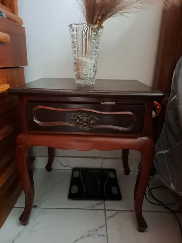 Mesinha de cabeceira de madeira