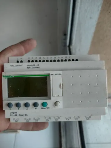 CLP Schneider Zélio SR2 alimentação 100 a 220vac
