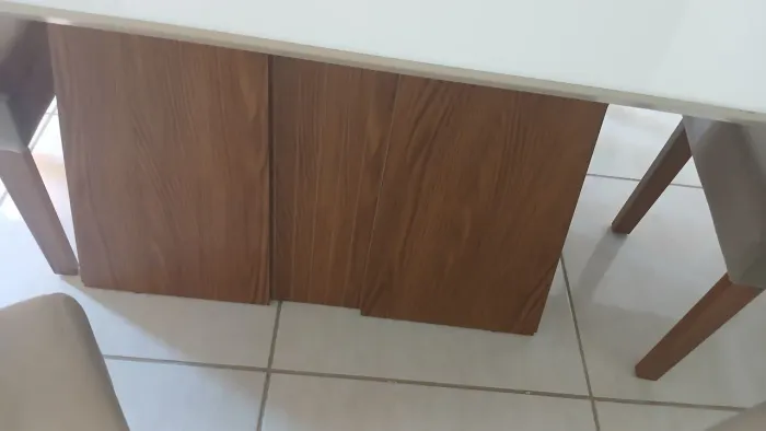 Vende-se mesa de 6 cadeiras