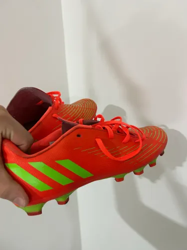 Chuteira Adidas predator tamanho 38