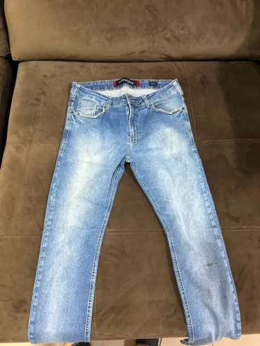 calça jeans felipe numero 40 com algumas marcas de uso COLLCI