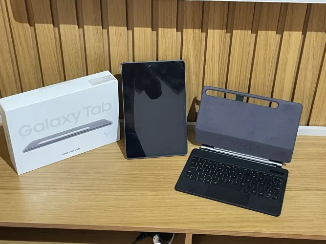 Samsung Galaxy Tab S10 FE 128GB + S Pen + Teclado + Caixa