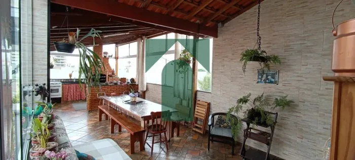 Cobertura à venda com 237m² 3 quartos e 2 vagas (Santa Terezinha)