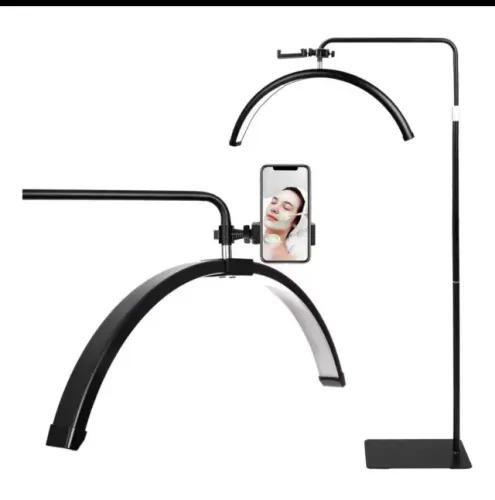 Luminária de arco meia-lua com base de chão e suporte para celular.