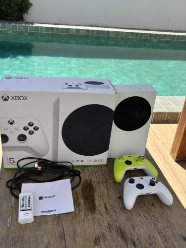 Xbox Series S + Caixa Original + 2 Controles + Carregador de Pilhas