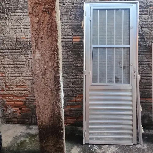 PORTA DE ALUMÍNIO 80X 2.10 USADA