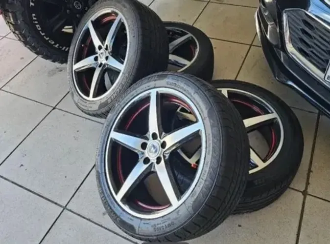 Vende-se um jogo de aros 17 com pneus.