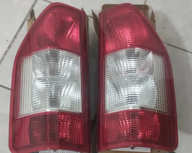Vendo um par de lanterna da Sprinter valor r$ 200
