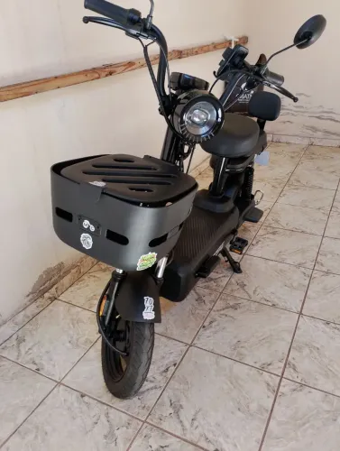 Bicicleta elétrica estilo scooter