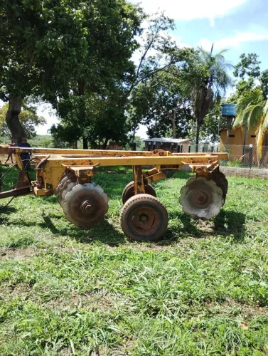 Trator MF 292 lâmina 4x4 uma grade tatú12x32