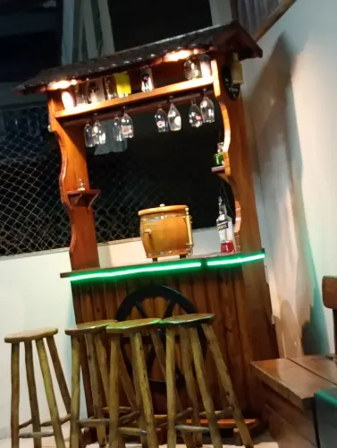 Bar em madeira