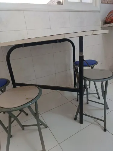 Mesa branca de fórmica