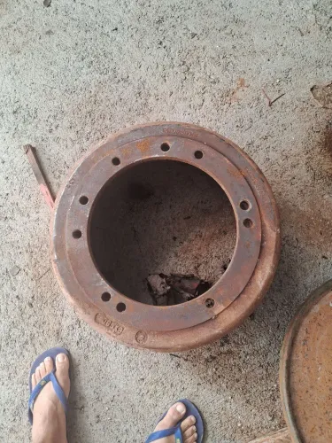 Vendo 2 rodas  295 pra carreta raiadas 1 tambor de freio 295 i