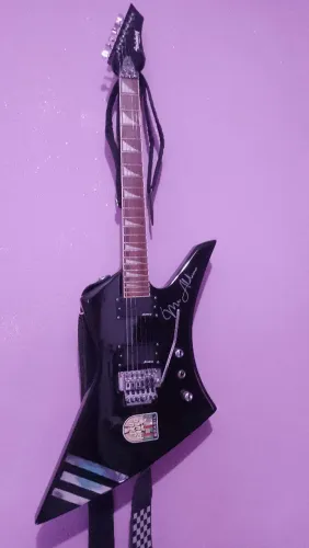 Guitarra Explorer Strimberg. USA design