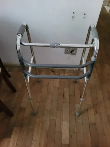 Andador articulado e dobrável com três barras para idosos excelente estado