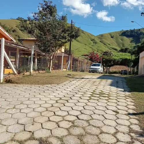 Casa em Condomínio Fechado no Pico dos Marins - 2 Qts, Suíte e Área de Lazer