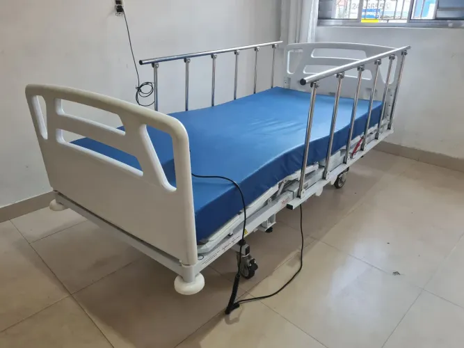 Cama Hospitalar Elétrica RC 4 Funções com Colchão e Grades