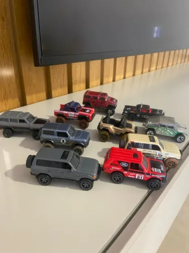 coleção de carrinhos Hot Wheels off-road SUVs e Picapes