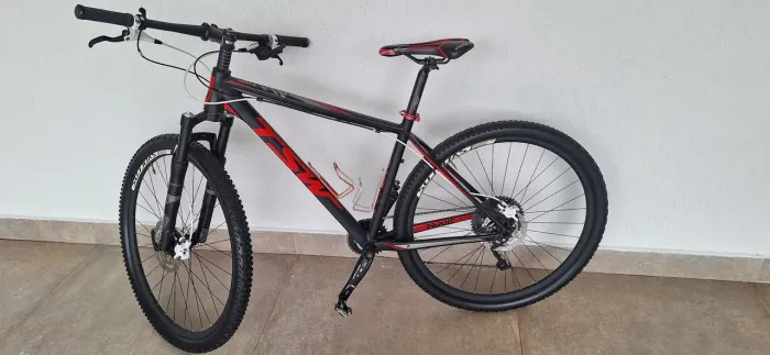 Vendo bike super conservada, recém revisada, 11 velocidades, transmissão nova (0km),