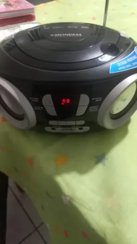 Rádio Mondial bivolt com defeito no toca CD usado.