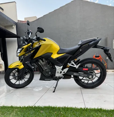 Moto CB 300F Twister com ABS praticamente zero!