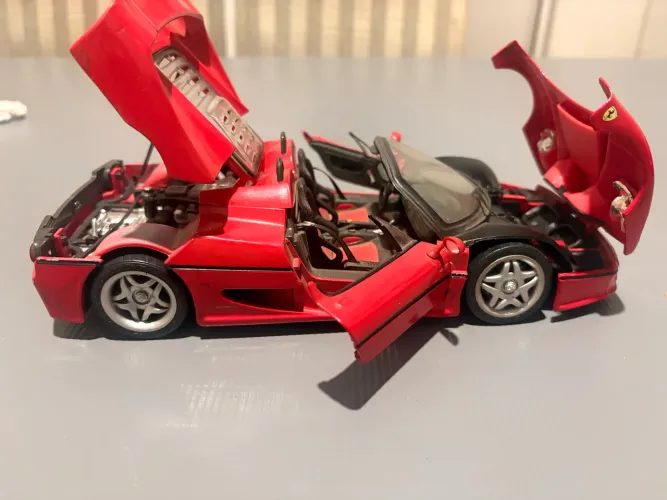 Miniatura Ferrari F50 Vermelha 1:18 - Motor V12 - Colecionável