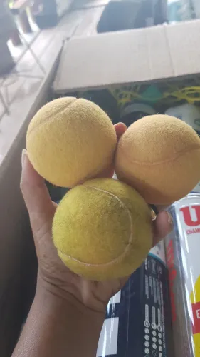 Bolas e rede de tênis udada em perfeito estando