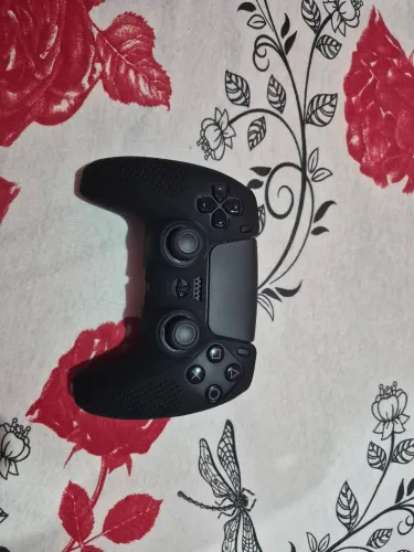 Controle de PlayStation 5 novo com capinha
