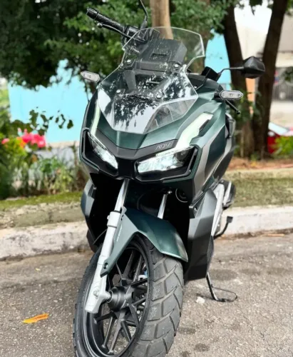 ADV 150 verde militar ja financiada.