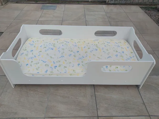 Vendo cama infantil praticamente nova. Madeira MDF acompanha colchão. Aceito cartão 