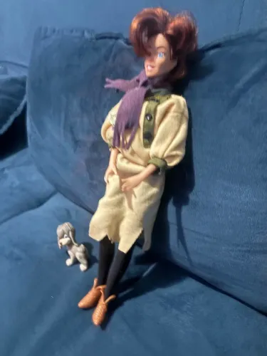 Boneca Anastácia, da Disney, acompanha o cachorrinho.