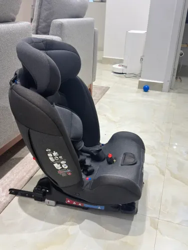 Cadeira de carro para bebê e criança tem regulagem para toda a idade