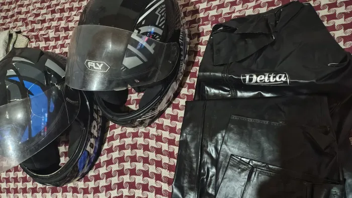 Vendo 2 capacetes+ uma capa de chuva