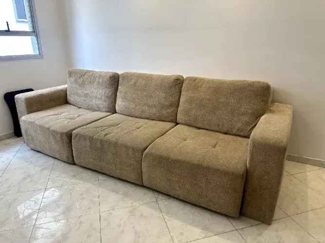Sofá seminovo retrátil, 2,90m x 1,15m fechado, e 2,90m x 1,60 aberto. Retirada no local.