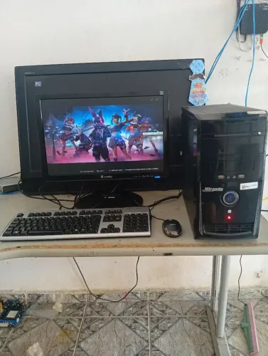 Vende se Pc completo core i3 4 geração 8gb memória HD de 500gb trecado e mause monitor 20