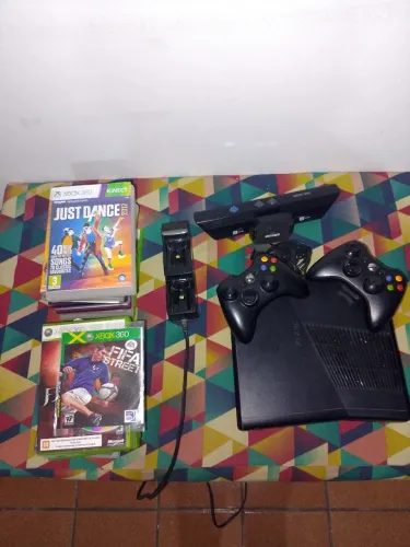 Xbox 360 com 2 controles, 26 jogos, Kinect e carregador de controle.