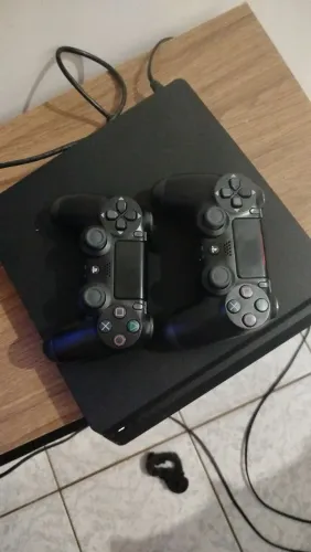 PlayStation 4 slim 1TB + 50 jogos + 2 consoles