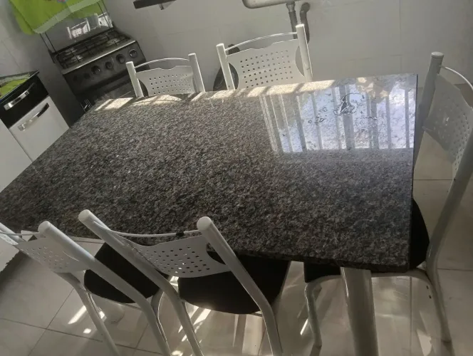 Mesa com tampa de Granito