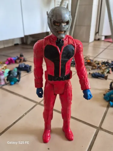 Homem-Formiga da linha Marvel Titan Hero Series fabricada pela Hasbro. 