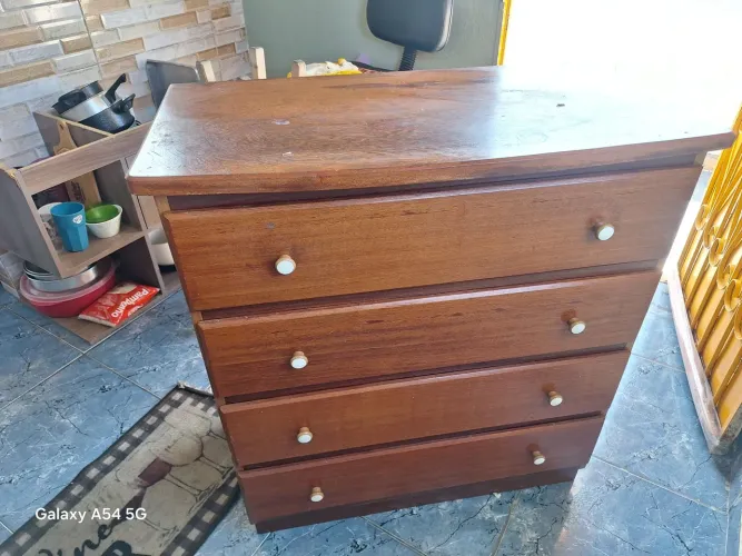 Vendo essa cômoda madeira de lei