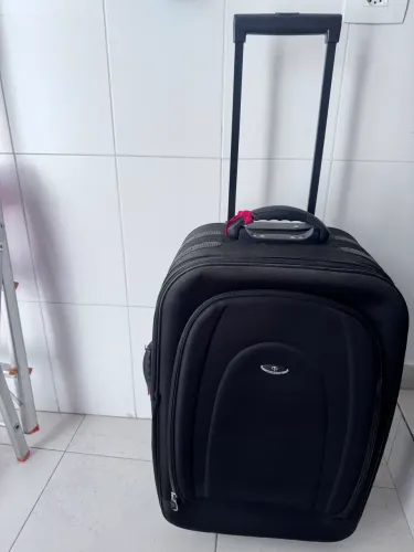 Vendo mala preta grande de rodinha para viagem em perfeito estado 