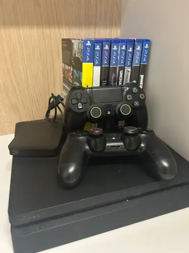 PS4 Slim + HD Externo Samsung 1TB (Total 1.4TB Espaço) + 2 Controles + 8 Jogos Físicos