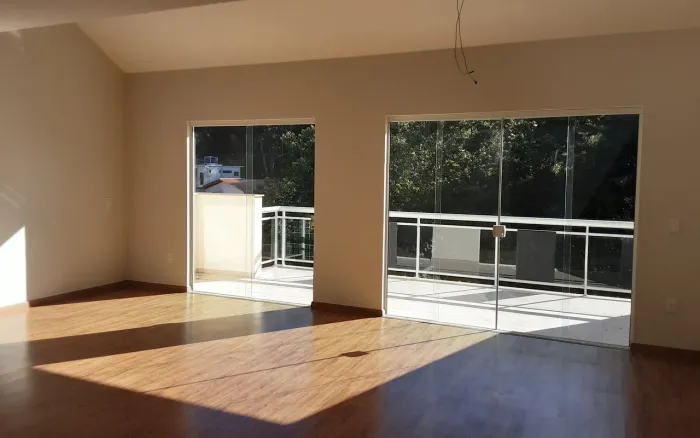 Cobertura duplex com 3 quartos e muita varanda no Vale dos Pinheiros, Nova Friburgo - RJ