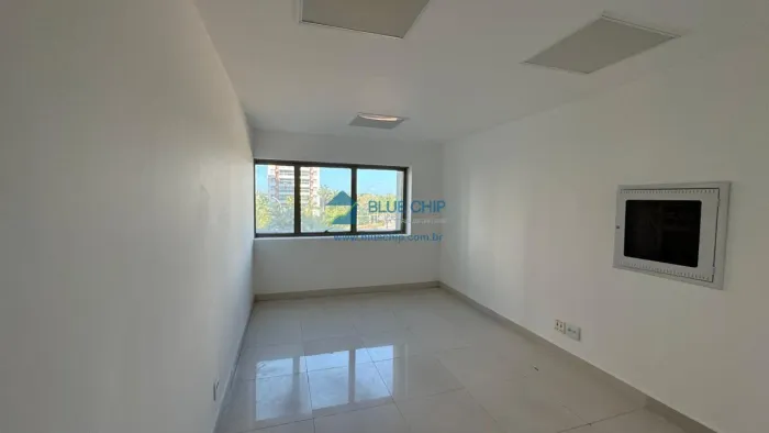 Sala para Locação no Edifício Sunplaza - Barra da Tijuca, com 20m² por R$1.300,00