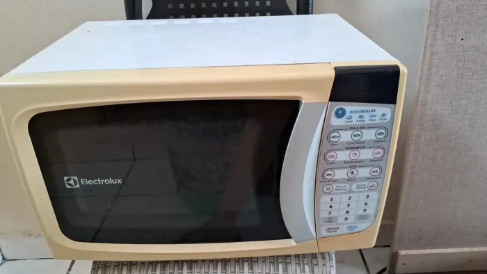 Forno micro-ondas usado, mas funcionando perfeitamente *