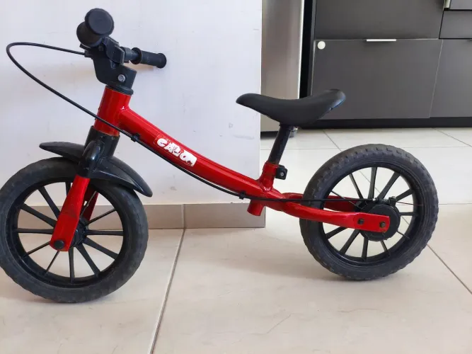 Bicicleta de equilíbrio caloi vermelha