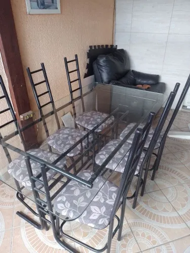 Mesa de base de ferro e tampo de vidro 