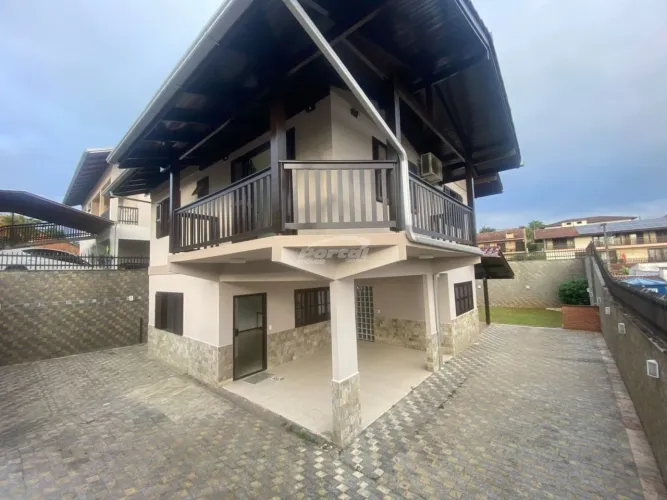 Casa 4 dormitórios disponível para locação no Bairro Água Verde, em Blumenau SC