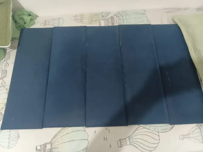 Puff inflável aveludado com enchimento + cabeceira na mesma e tecido na cor azul marinho.