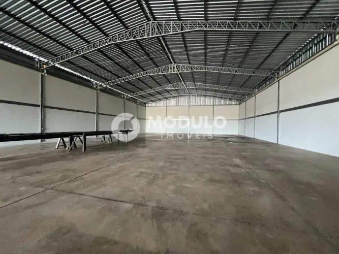 Galpão comercial disponível para locação no bairro Laranjeiras.